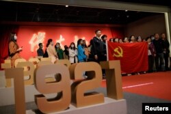 中國年輕人手舉中共黨旗慶祝中共建黨100週年。（2021年4月22日）