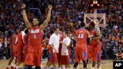 Jugadores de Dayton celebran el triunfo ante Syracuse, en el baloncesto universitario.