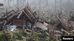 ဖိလစ်ပိုင်နိုင်ငံ Bopha မုန်တိုင်းဝင်ရောက်ခဲ့ပြီးနောက် အပျက်အစီးတချို့။ (ဒီဇင်ဘာလ ၇ ရက်၊ ၂၀၁၂)။
