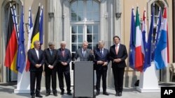 Menteri Luar Negeri dari enam negara pendiri Uni Eropa, Jean Asselborn (Luxemburg), Paolo Gentiloni (Italia), Frank-Walter Steinmeier (Jerman), Jean-Marc Ayrault (Perancis), Didier Reynders (Belgia) dan Bert Koenders (Belanda) memberikan keterangan kepada media pasca keluarnya Inggris dari kelompok tersebut di Berlin, Jerman (25/6).