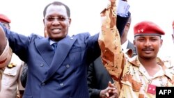 Le président du Tchad Idriss Deby Itno, au centre, et le commandant en second et son fils Mahamat lors d'une cérémonie de bienvenue, à N'Djamena, le 13 mai 2013.