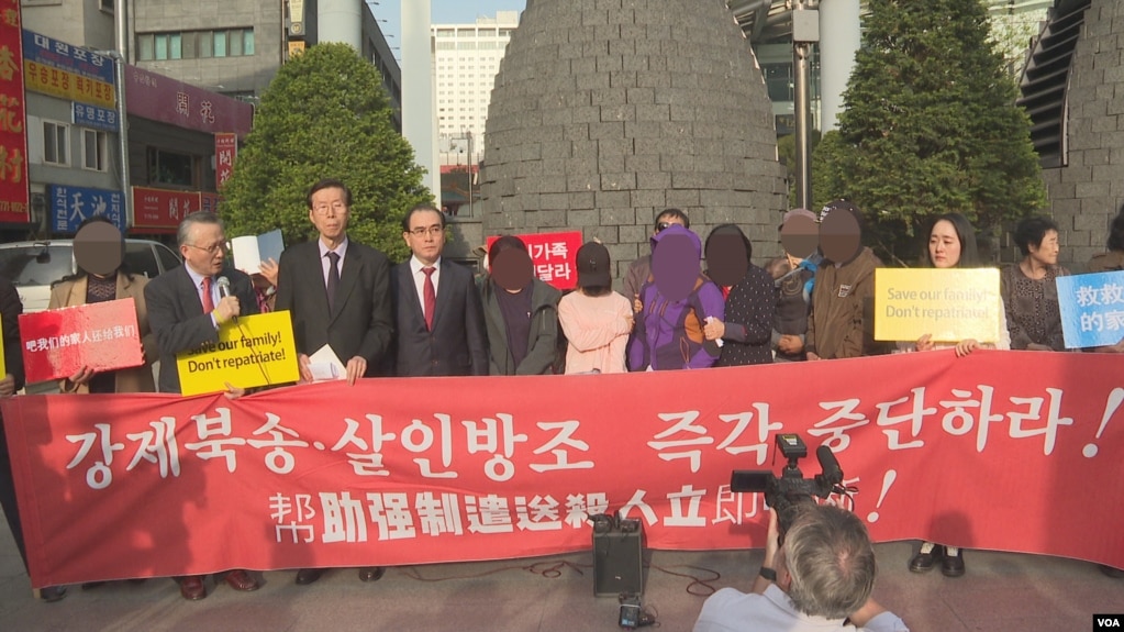최 양 어머니가 30일 `한반도 인권통일 변호사 모임'(한변) 등 북한인권단체들이 서울 주재 중국대사관 앞에서 주최한 북송 반대 기자회견에 참석했다. 