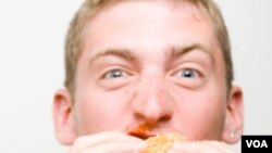 En los partidos de la NBA una importante marca de comida rápida apuesta a ver quién es capaz de comerse una hamburgesa de 20 libras.