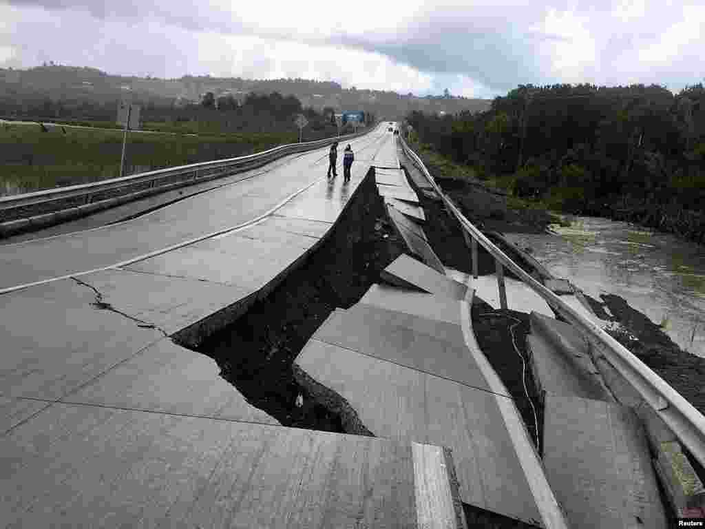 칠레 남부 칠로에 섬 도로 일부가 지진으로 붕괴됐다. 앞서 남부도시 푸에르토 쿠엘욘 남서쪽 39km 지점에서 리히터 규모 7.6의 강진이 발생했다고 미국 지질조사국(USGS)이 발표했다. &nbsp;