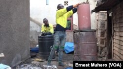 Pour avoir des briquettes ce jeune carbonise d'abord les déchets biodégradables déjà séchés au soleil à Bukavu, en RDC, le 30 mai 2018. (VOA/Ernest Muhero)