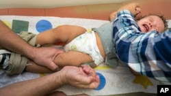 지난 29일 캘리포니아 주의 한 병원에서 생후 12개월 된 어린 아기가 홍역 예방 접종을 맞고 있다.