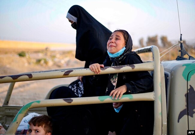 Seorang perempuan dan anak Afghanistan di sebuaSejumlah anak dan perempuan Afghanistan di sebuah truk di perbatasan Irak-Afghanisan dan Provinsi Sistan and Baluchestan di tenggara Iran, 19 Agustus 2021. (Foto: Bulan Sabit Merah Iran)