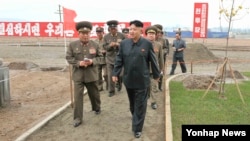 지난 7일 완공단계에 이른 '과학자살림집' 건설현장을 찾은 북한 김정은 국방위원회 제1위원장. (자료사진)