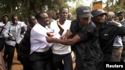 Ugandan policemen arrest opposition leader Kizza Besigye (front L) ahead of a rally to demonstrate against corruption and economic hardships in Uganda's capital Kampala, Jan. 19, 2012. 