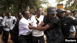 Ugandan policemen arrest opposition leader Kizza Besigye (front L) ahead of a rally to demonstrate against corruption and economic hardships in Uganda's capital Kampala, Jan. 19, 2012. 