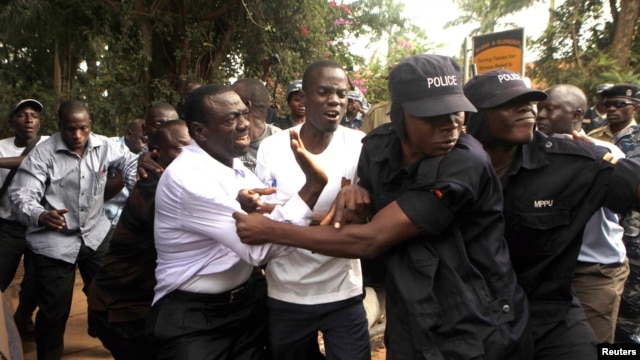 FILE - Ugandan policemen arrest opposition leader Kizza Besigye (front L) ahead of a rally to demonstrate against corruption and economic hardships in Uganda's capital Kampala, Jan. 19, 2012. 