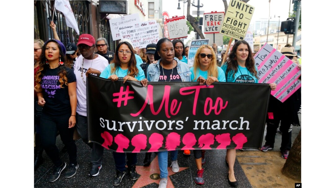 Para peserta jalan kaki untuk melawan kekerasan dan pelecehan seksual di #MeToo March di Hollywood, Los Angeles on 12 November 2017.