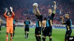 Les joueurs d'Arsenal saluent leurs fans après leur victoire en Ligue des Champions Groupe F contre l'Olympiakos au stade Georgios Karaiskakis dans le port du Pirée , près d'Athènes , le mercredi 9 décembre 2015. Arsenal a gagné 3-0 . (AP Photo / Thanassis Stavrakis )