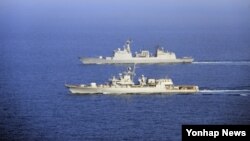 한국 청해부대 14진 최영함(위)과 우크라이나 해군 사하이다츠니함이 지난 1일 전술기동 훈련을 하고 있다.