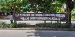 Spanduk dukungan untuk tenaga medis tampak terpajang di depan rumah sakit Dokter Moewardi Solo, salah satu rumah sakit rujukan covid 19 di Jawa tengah, Sabtu, 11 April 2020. (Foto: Yudha Satriawan/VOA)