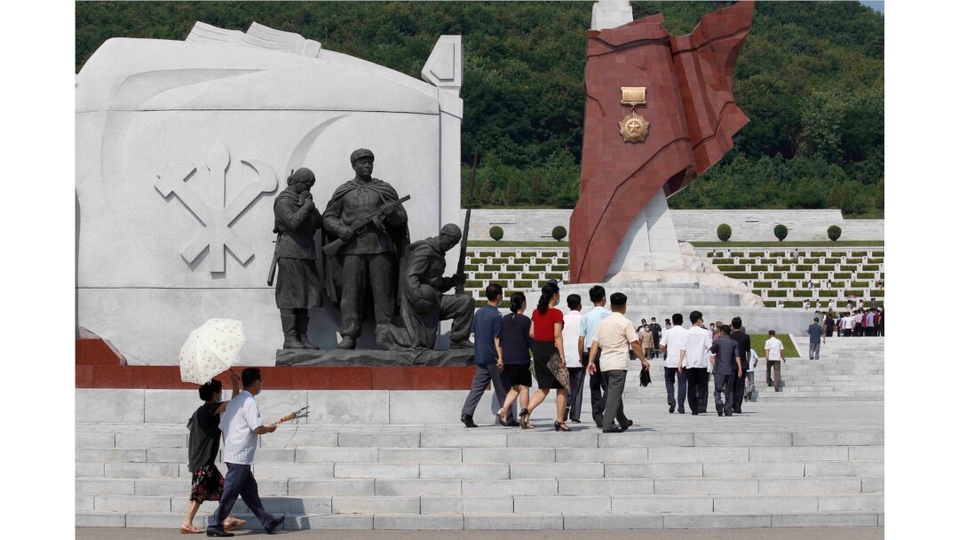 Warga mengunjungi Taman Makam Pahlawan Perang Pembebasan Tanah Air di Pyongyang, Korea Utara, Selasa, 27 Juli 2021 untuk memperingati gencatan senjata Perang Korea. (AP)