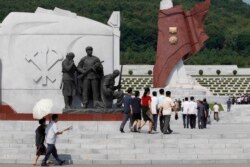 Warga mengunjungi Taman Makam Pahlawan Perang Pembebasan Tanah Air di Pyongyang, Korea Utara, Selasa, 27 Juli 2021 untuk memperingati gencatan senjata Perang Korea. (AP)