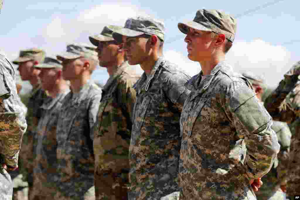 La première lieutenant Shaye Haver de l&rsquo;armée américaine, à droite, se tient en rang avec d&rsquo;autres récipiendaires Rangers&nbsp;lors d&#39;une cérémonie de remise des diplômes de l&#39;école de Rangers vendredi 21 août 2015, à Fort Benning, en Géorgie.&nbsp;