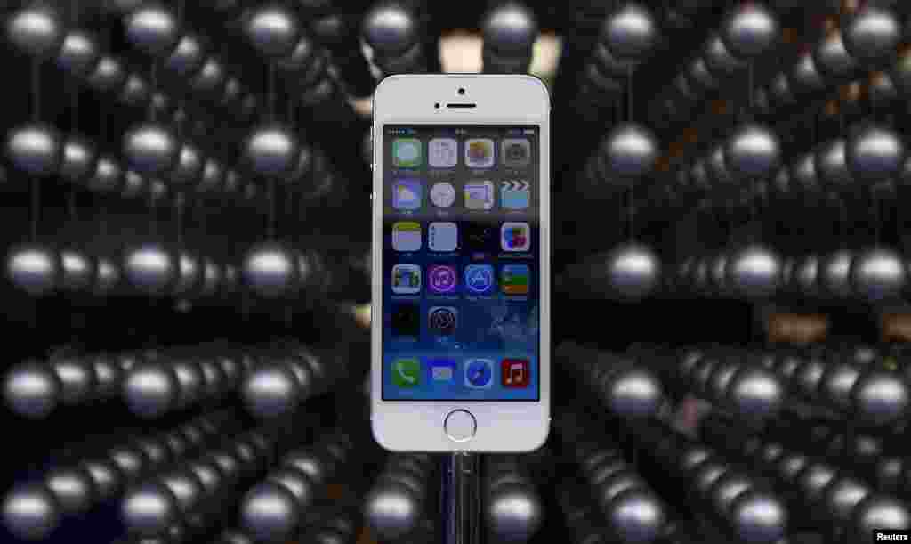 Para os fãs da Apple, o novo iPhone 5S está disponível em 3 cores: dourado, prata e cinzento. O preço varia consoante a capacidade de armazenamento (16GB, 32GB, 64GB); Retina display; 8MP; Siri; Sensor de de identificação por impressão digital; GPS assistido e GLONASS; AirPlay com vídeo em espelho e saída de vídeo para Apple TV (2.ª e 3.ª gerações)