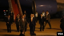William Heidt, the new U.S. Ambassador to Cambodia (left), walks next to US Secretary of State John Kerry as he arrives at Phnom Penh International Airport on Monday, January 25, 2016 for a two-day visit in Cambodia.