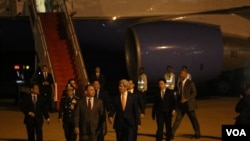 William Heidt, the new U.S. Ambassador to Cambodia (left), walks next to US Secretary of State John Kerry as he arrives at Phnom Penh International Airport on Monday, January 25, 2016 for a two-day visit in Cambodia.