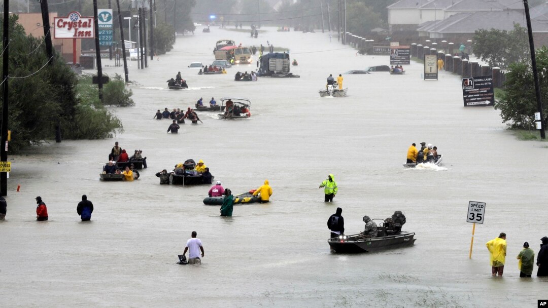 Perahu-perahu petugas penyelamat menolong korban badai Harvey yang terjebak banjir di kota Houston, Texas.