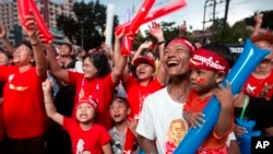  မဲရလဒ်ကြေညာစဉ် NLD ထောက်ခံ သူများ အောင်ပွဲခံနေစဉ်။ 