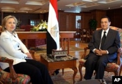 US Secretary of State Hillary Clinton meets with Egyptian President Hosni Mubarak in Sharm el Sheikh, 14 Sept 2010.