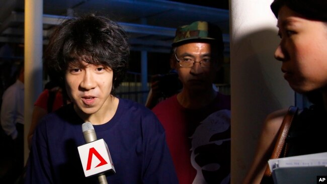 Amos Yee trả lời phỏng vấn báo chí sau khi rời tòa năm 2015.