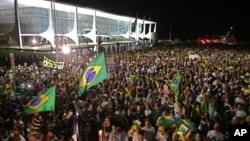 Protestas frente al palacio presidencial de Planalto, en la capital brasileña, por el nombramiento de Lula da Silva en el gabinete de la presidenta Rousseff.