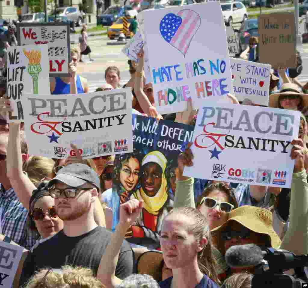Demonstran menyimak pidato di unjuk rasa &quot;Peace and Sanity&quot; di Brooklyn, New York, 13 Agustus &nbsp;2017 tentang kekerasan kelompok supremasi kulit putih di Charlottesville, Virginia.