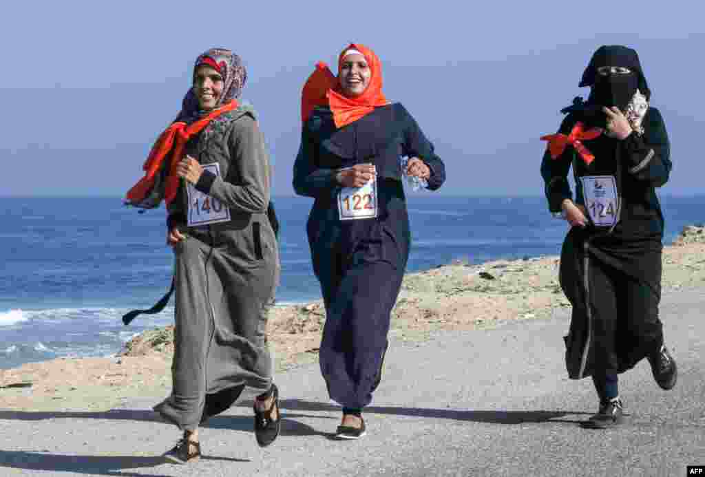 팔레스타인 가자지구 남부 칸유니스에서 팔레스타인인 여성들이 여성폭력근절을 촉구하는 마라톤에 참가했다.