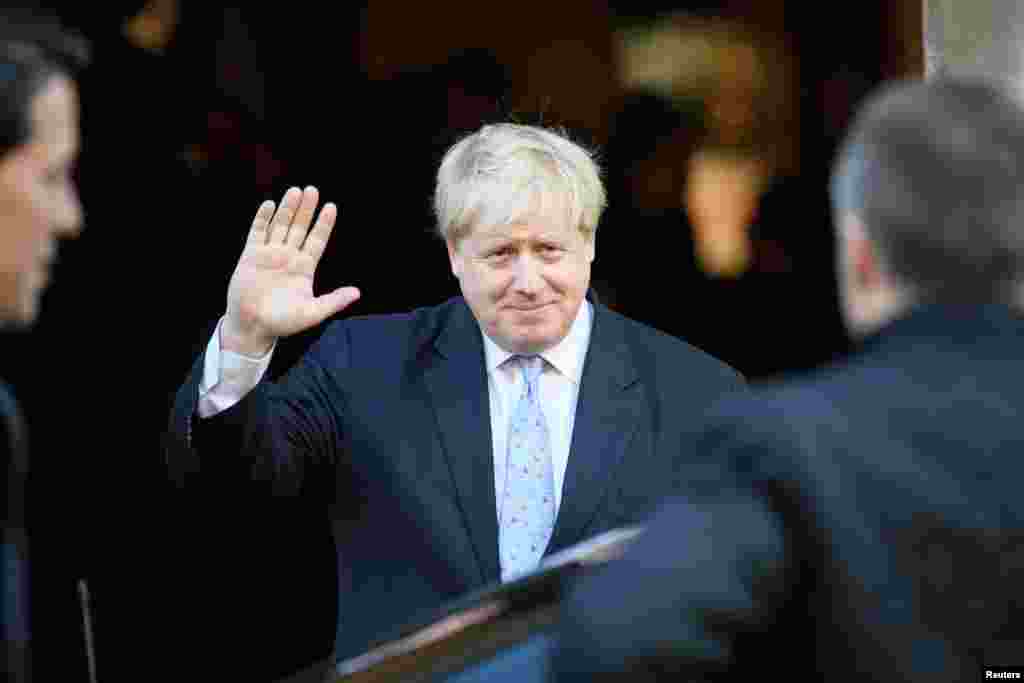 Menteri Luar Negeri Boris Johnson meninggalkan Lancaster House di London setelah mendengarkan pidato Perdana Menteri Theresa May mengenai Brexit (17/1). (Reuters/Leon Neal)
