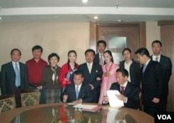 미국으로 망명한 전 39호실 고위관리 리정호(왼쪽 앉은 이) 씨가 지난 2006년 11월 홍콩안중국제석유회사와의 북한 석유탐사와 발전소 투자 합의서에 서명하고 있다.