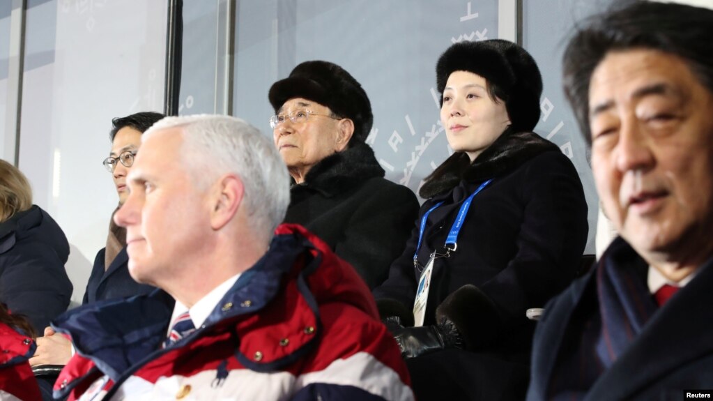 Nënpresidenti Mike Pence në Pjong Çang, ndjek Lojërat Olimpike