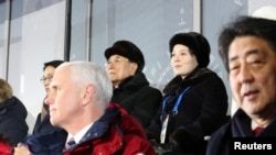 Thủ tướng Nhật Bản Shinzo Abe (phải), Kim Yo Jong (giữa) là em gái của lãnh tụ Kim Jong Un của Triều Tiên, và Phó Tổng thống Mỹ Mike Pence (hàng trước) tại Olympic mùa đông Pyeongchang 2018 (ảnh tư liệu).