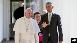 Perezida Obama, Papa Faransisiko n'umusemuzi wa Papa w'icyongereza i Washington