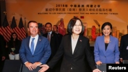 Tổng thống Đài Loan Thái Anh Văn (giữa) và Dân biểu Ed Royce, Dân biểu Judy Chu, tại Los Angeles, California, ngày 12/8/2018.