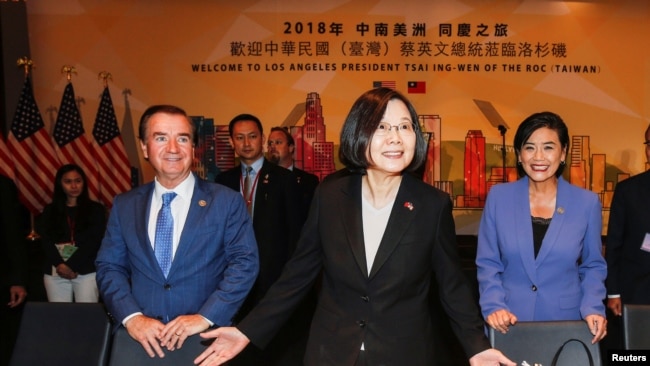 Tá»ng thá»ng Äà i Loan Thái Anh VÄn (giữa) và Dân biá»u Ed Royce, Dân biá»u Judy Chu, tại Los Angeles, California, ngà y 12/8/2018.