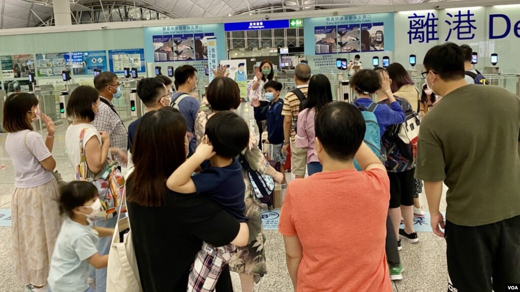 在香港国安法实施满一周年之际，香港民众在机场离境时与家人挥手道别（美國之音 / 湯惠芸）(photo:VOA)