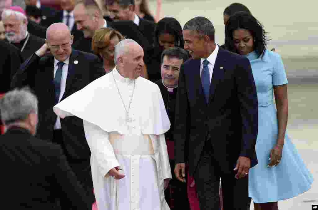 Đức Giáo hoàng Phanxicô nói chuyện với Tổng thống Barack Obama, với Đệ nhất phu nhân Michelle Obama đi bên cạnh, sau khi đến Căn cứ Không quân Andrews ở bang Maryland, ngày 22 tháng 9, 2015. Đức Giáo hoàng sẽ ở lại Washington ba ngày trước khi đến New York và Philadelphia. Đây là chuyến thăm đầu tiên của ông tới Mỹ. &nbsp;