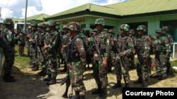 Pengiriman pasukan gabungan untuk mengevakuasi korban serangan KKSM di Yigi, Papua, dan sekaligus mengejar para pelaku, Rabu (5/12). (Courtesy: Kapendam Papua)