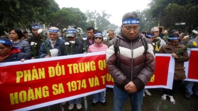 Tư liệu - Người dân tham gia một cuộc biểu tình chống Trung Quốc nhân dịp kỉ niệm 43 năm Trung Quốc chiếm Quần đảo Hoàng Sa ở Biển Đông, Hà Nội, ngày 19 tháng 1, 2017.