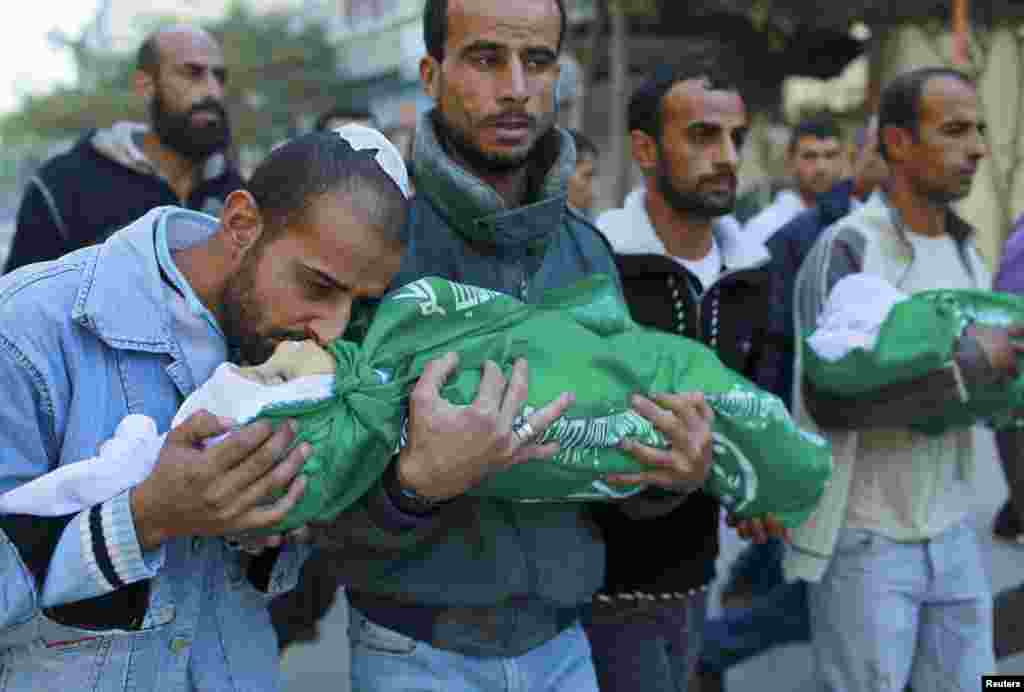 18일 북부 가자지구의 장례식장. 한 남성이 죽은 아들의 시체에 입맞추고 있다.