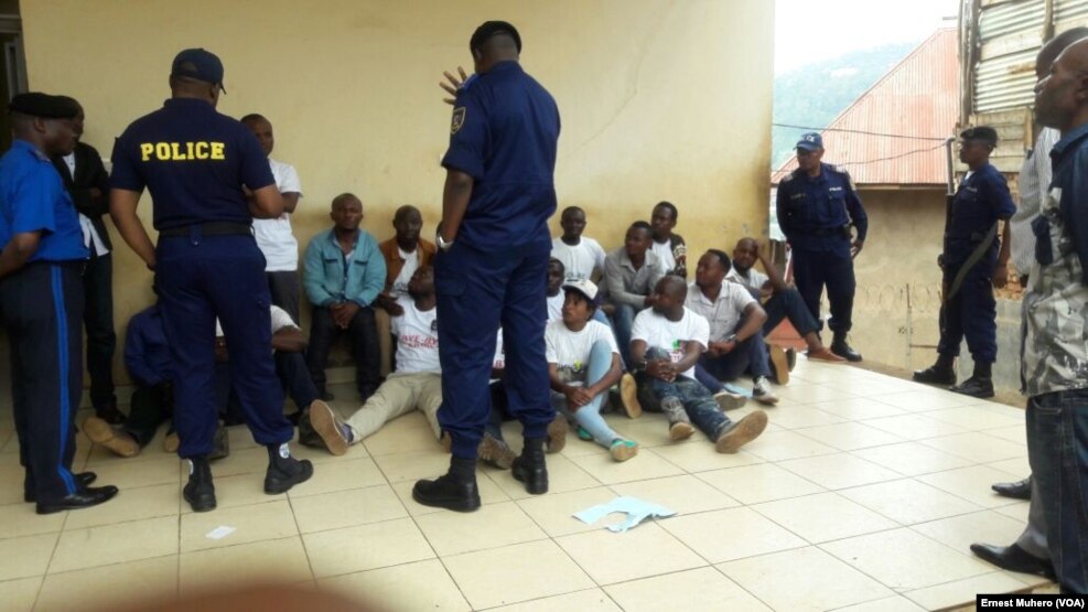 Les manifestants conduits au bureau de la police sont assis à même le sol, à Bukavu, dans le Sud-Kivu, RDC, 23 février 2016. VOA/Ernest Muhero