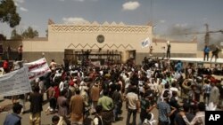 Warga Yaman melakukan aksi protes di depan Kedutaan Besar AS di ibukota Sanaa (13/9). Al-Qaida cabang Yaman menyerukan agar warga di Timur Tengah meningkatkan kekerasan atas Kedutaan AS. 