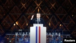 Le président élu Emmanuel Macron donne son discours de victoire près du Louvre, à Paris, le 7 mai 2017.