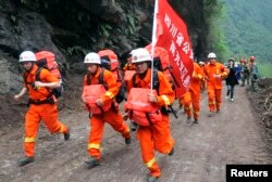 2013年4月21日，在一次地震袭击四川雅安地区的第二天，救援人员快速通过瓦砾抵达被孤立的宝兴县灾区。