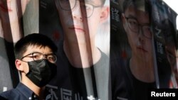 Aktivis pro-demokrasi Joshua Wong mengumumkan rencananya untuk mencalonkan diri sebagai legislatif, di Hong Kong, 19 Juni 2020. (REUTERS / Tyrone Siu)