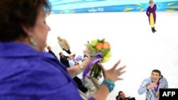 Michael Phelps ném hoa lên cho mẹ sau khi nhận huy chương vàng 